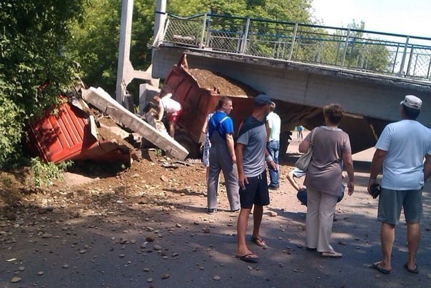 В Красноярске обрушился надземный пешеходный мост