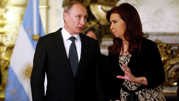 Президент Аргентины сделала подарок Владимиру Путину