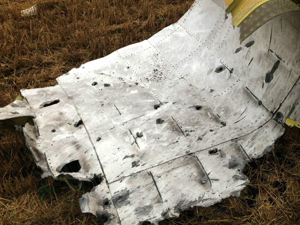 На обломках разбившегося Боинга 777 нашли следы от ракеты «Бук»