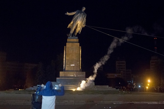 Кернес пообещал вернуть памятник Ленину