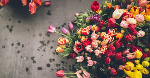 Красочная доставка цветов – лучшее средство от одиночества и депрессии