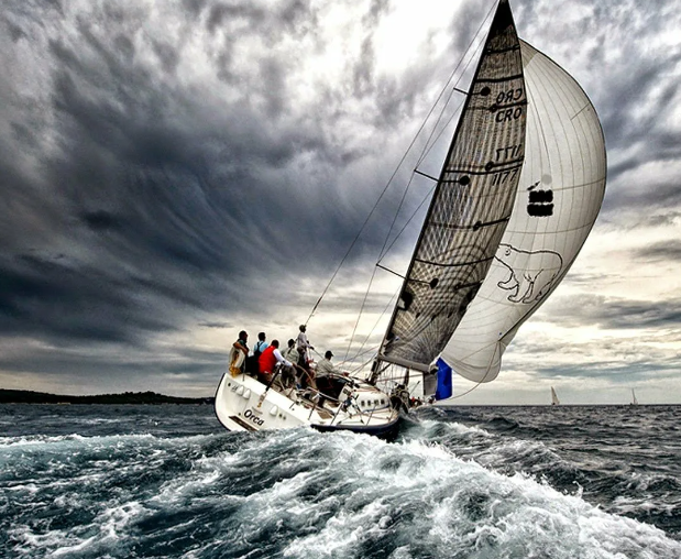 Как плыть на яхте при сильном ветре