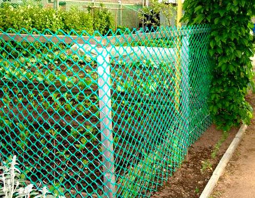 Почему вашему саду так нужна пластиковая заборная решетка
