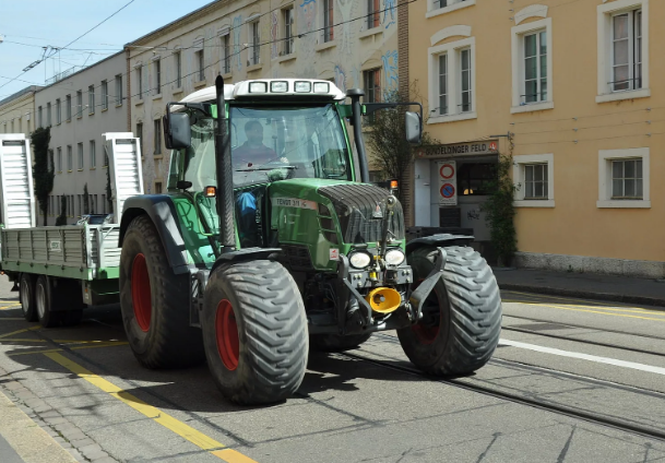 Зачем трактора используют в городах