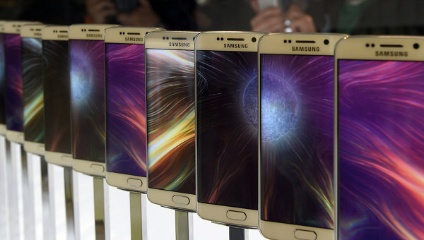 Дилеры с оптимизмом ждут продаж в России смартфонов Samsung Galaxy S6 и S6 Edge
