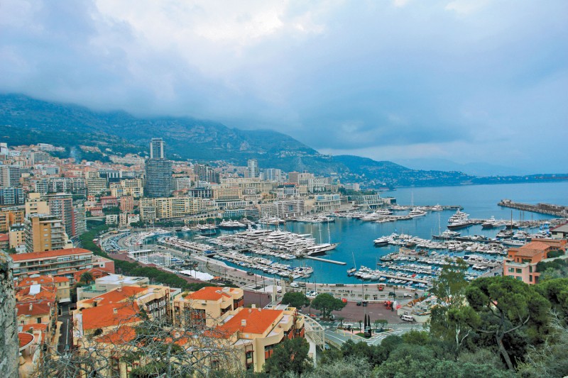 Маленькое государство Монако на берегу моря